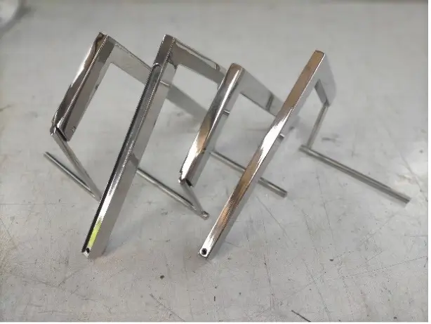 Pièce sur-mesure en acier inoxydable polie miroir